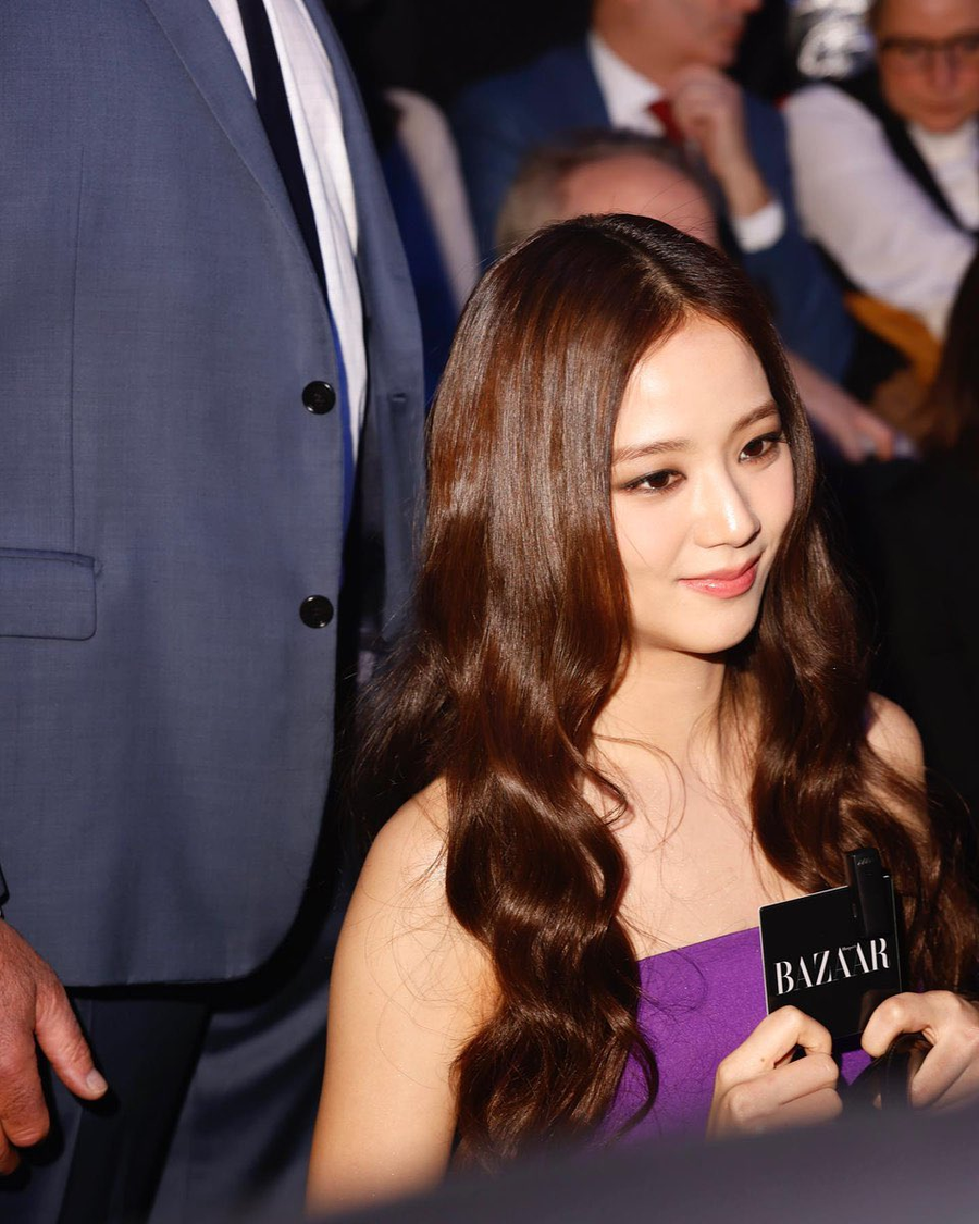 Trong những hình ảnh cận cảnh được chia sẻ trực tuyến, visual hoàn hảo của Jisoo cùng cách trang điểm và làm tóc khác lạ đã khiến cô càng càng thêm phần thu hút.