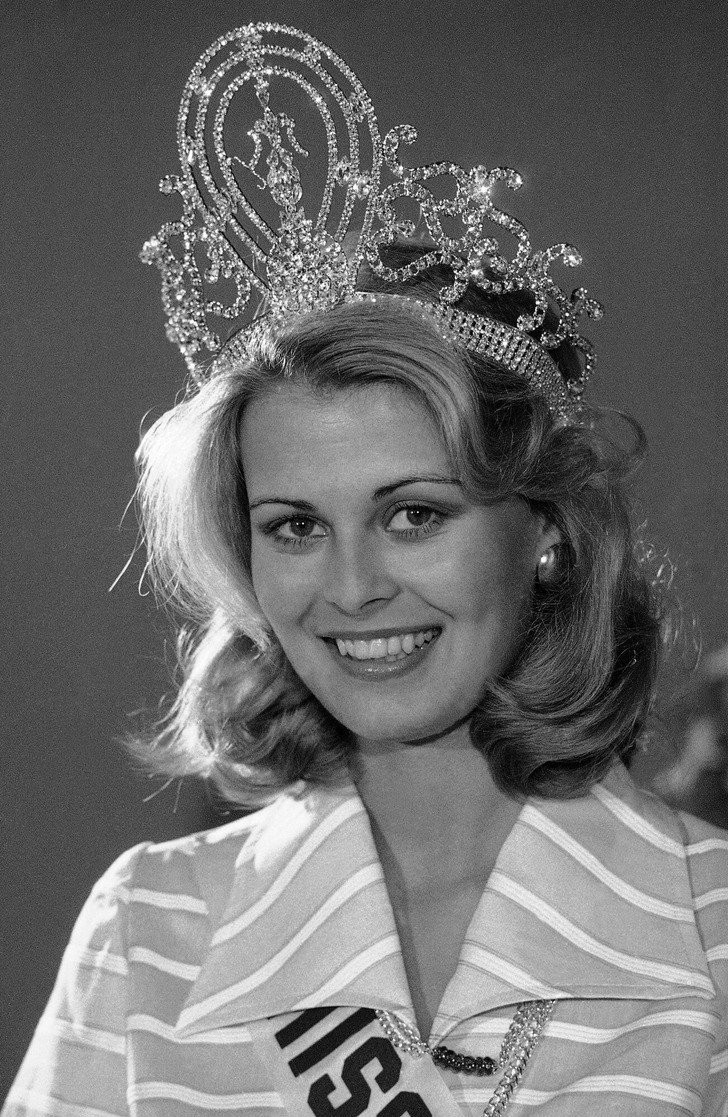 Năm 1975: Người đẹp Anne Marie Pohtamo đến từ Phần Lan. Năm 1975: Người đẹp Anne Marie Pohtamo đến từ Phần Lan.