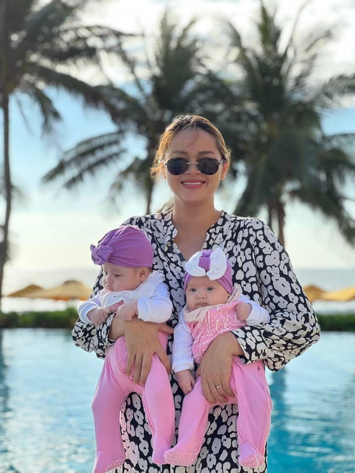 Cặp song sinh của Á hậu Diễm Châu được chào đời bằng phương pháp thụ tinh trong ống nghiệm. Cặp song sinh của Á hậu Diễm Châu được chào đời bằng phương pháp thụ tinh trong ống nghiệm.