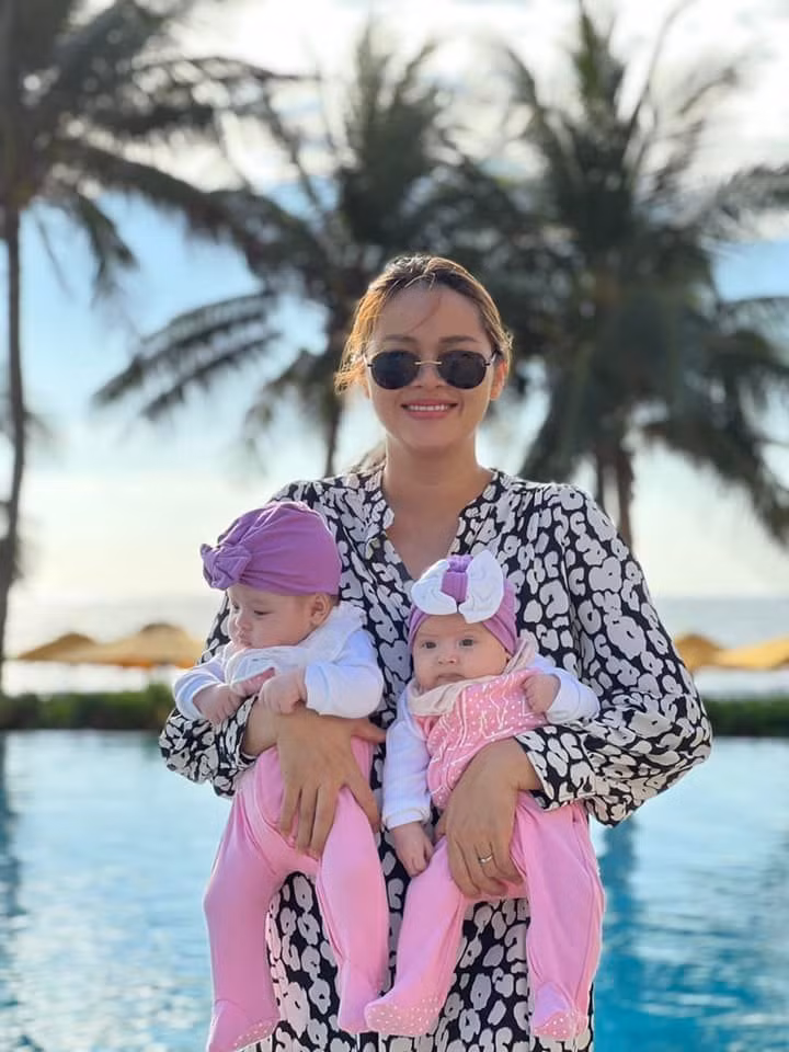 Cặp song sinh của Á hậu Diễm Châu được chào đời bằng phương pháp thụ tinh trong ống nghiệm. Cặp song sinh của Á hậu Diễm Châu được chào đời bằng phương pháp thụ tinh trong ống nghiệm.