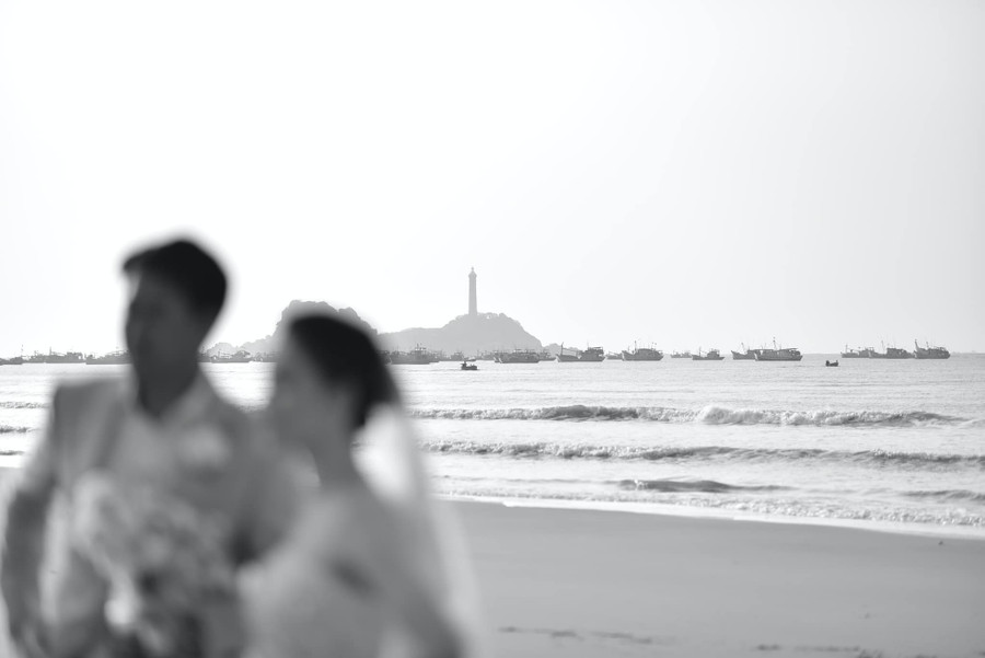 Người đẹp không khoe cận từng khoảnh khắc trong bộ ảnh cưới mà làm mờ chân dung của mình và chồng chưa cưới.