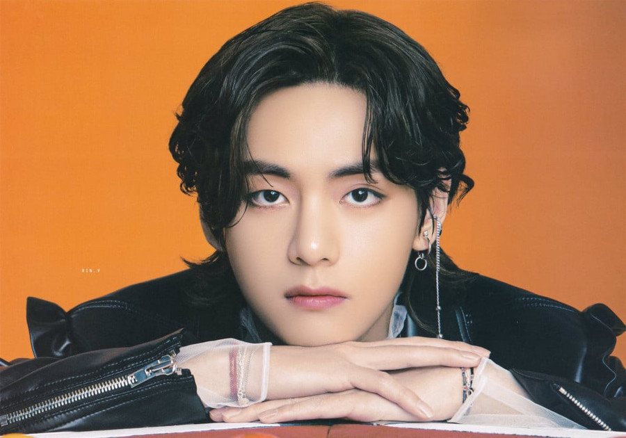 V (BTS) được mệnh danh là “Ông hoàng Instagram”.