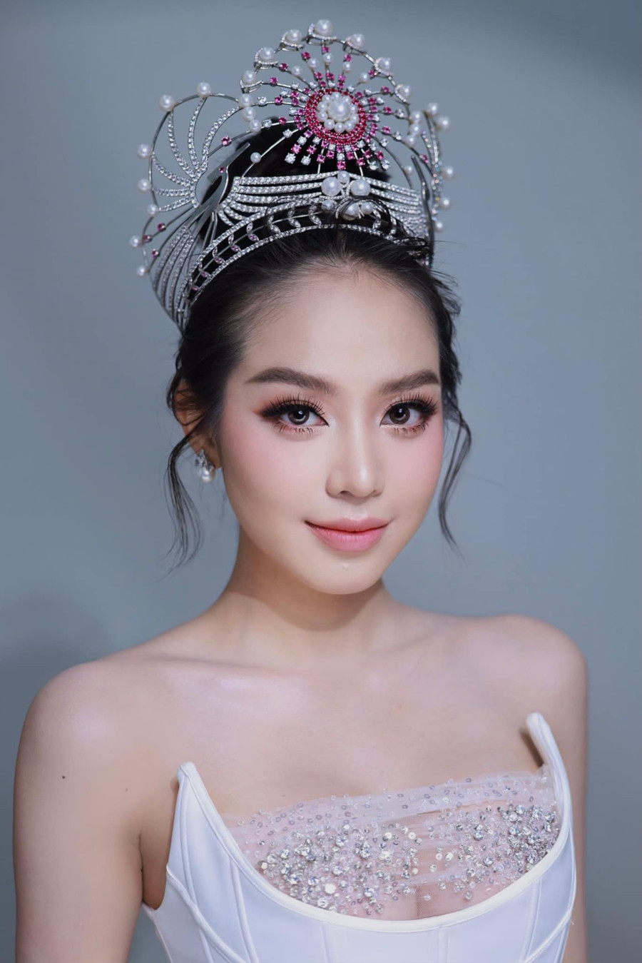 Nhan sắc ngày càng lên hương của Hoa hậu Thanh Thủy sau khi can thiệp dao kéo. Nhan sắc ngày càng lên hương của Hoa hậu Thanh Thủy sau khi can thiệp dao kéo.