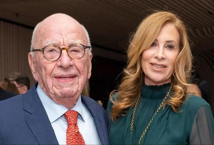Tỷ phú Rupert Murdoch và bà Ann Lesley Smith. Tỷ phú Rupert Murdoch và bà Ann Lesley Smith.