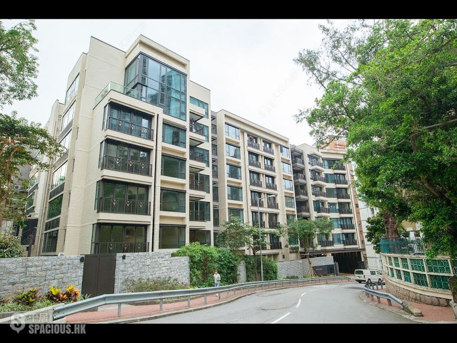 Tòa nhà nơi căn hộ tọa lạc.