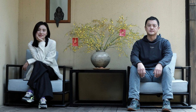 Lý Á Bằng và vợ trẻ Hải Hà Kim Hỷ. Lý Á Bằng và vợ trẻ Hải Hà Kim Hỷ.