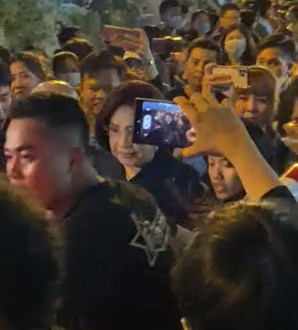 Nhiều người đã có những hành động reo hò, vỗ tay cổ vũ khi nghệ sĩ nổi tiếng đến viếng đám tang NSƯT Vũ Linh.