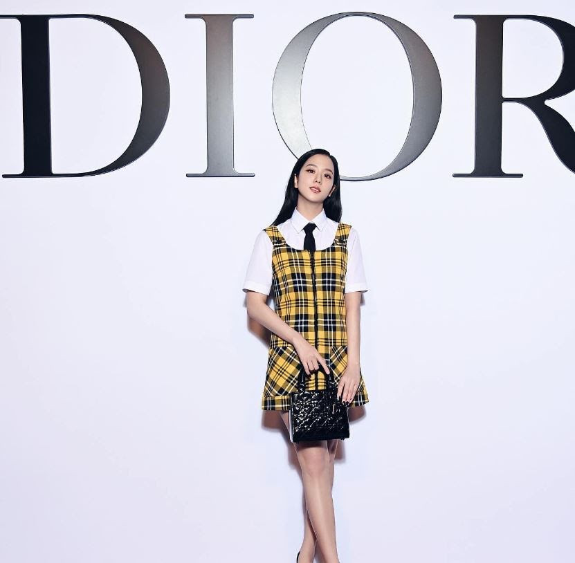 Trong những năm qua, cô đã gây ấn tượng mạnh tại các buổi trình diễn thời trang toàn cầu khi là đại diện cho thương hiệu. Mỗi lần xuất hiện, Jisoo đều thu hút người hâm mộ bởi visual và vẻ ngoài đa dạng của mình.