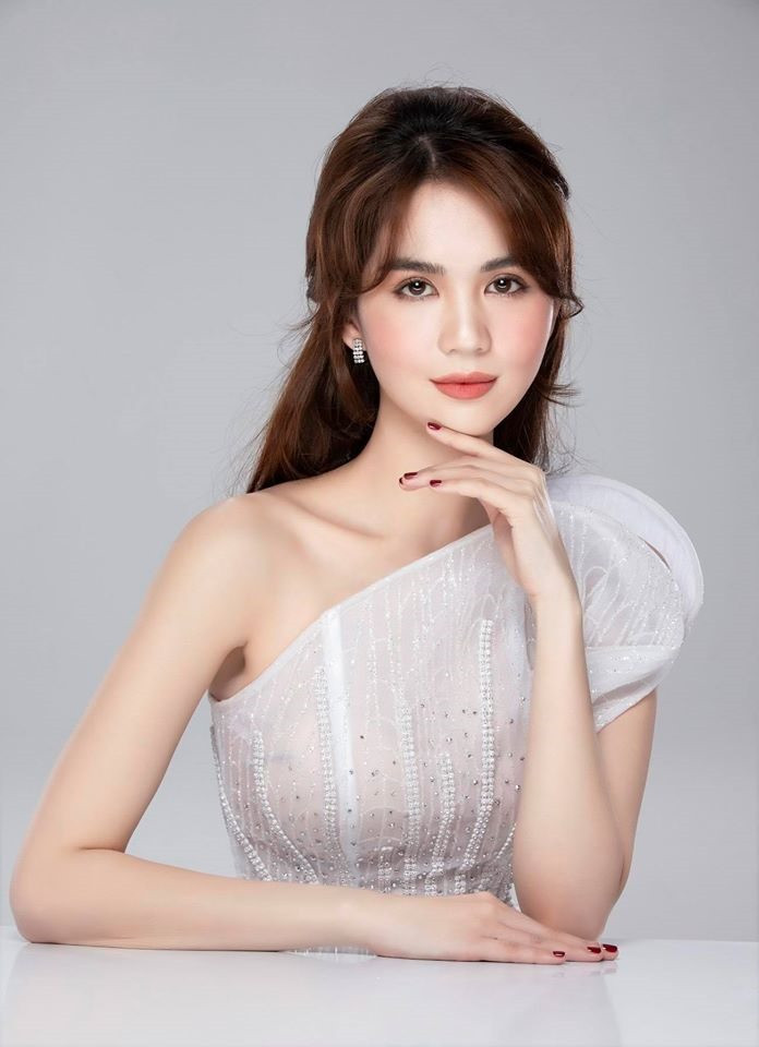 "Nữ hoàng nội y" Ngọc Trinh. "Nữ hoàng nội y" Ngọc Trinh.
