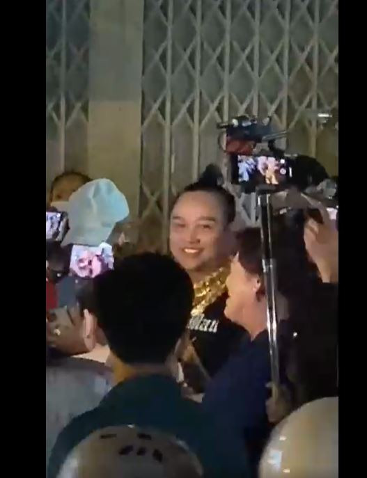 Một YouTuber đã khiến nhiều người phải phẫn nộ trước thái độ kém duyên.