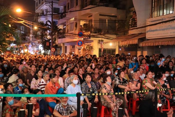 Khán giả ngồi chật kín đường để chờ đợi những màn trình diễn của các nghệ sĩ tại đêm nhạc mang tên "Hội ngộ". Khán giả ngồi chật kín đường để chờ đợi những màn trình diễn của các nghệ sĩ tại đêm nhạc mang tên "Hội ngộ".