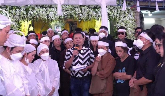 Nghệ sỹ Hữu Quốc thay mặt gia đình đọc điếu văn. Anh gọi NSƯT Vũ Linh là &quot;nghệ sĩ toàn dân, trăm năm có một&quot;. Hữu Quốc xúc động đọc: &quot;Vũ Linh sống cho nhân vật nhiều hơn anh sống cho đời riêng. Không chỉ hôm nay, mà nhiều năm sau nữa, chúng tôi tin cuộc đời anh sẽ cung cấp nhiều đề tài cho những ai muốn tìm tòi sân khấu Việt Nam cuối thế kỷ 20 đầu thế kỷ 21...Hình ảnh những khán giả khắp nơi đổ về, có những người đi chân đất, đứng xếp hàng trật tự để được thắp nhang cho anh đã nói lên tình cảm đó&quot;. Ảnh: vtcnews.