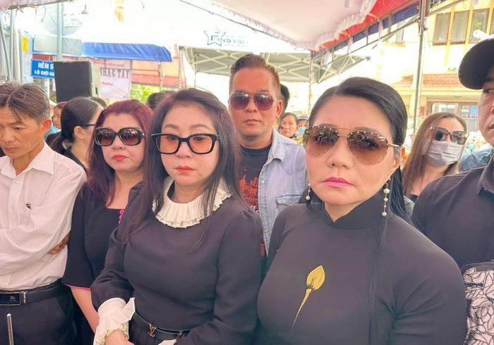 Các nghệ sĩ Thoại Mỹ, Ngọc Huyền, Phượng Loan... túc trực ở đám tang. Trong đêm nhạc tối 8/3, Ngọc Huyền thậm chí đã ngất xỉu vì xúc động sau khi hát tiễn biệt NSƯT Vũ Linh. Ảnh: vtcnews.