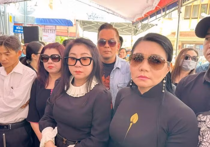 Các nghệ sĩ Thoại Mỹ, Ngọc Huyền, Phượng Loan... túc trực ở đám tang. Trong đêm nhạc tối 8/3, Ngọc Huyền thậm chí đã ngất xỉu vì xúc động sau khi hát tiễn biệt NSƯT Vũ Linh. Ảnh: vtcnews.