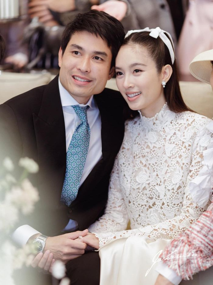 Nong Poy và doanh nhân Oak Phakwa Hongyok đính hôn từ 2/2. Sau đó, họ tổ chức tiệc độc thân với sự tham gia của người thân và bạn bè. Gần đây, họ cử hành lễ gia tiên tại nhà chồng nhằm bày tỏ niềm thành kính đến tổ tiên, cha mẹ.