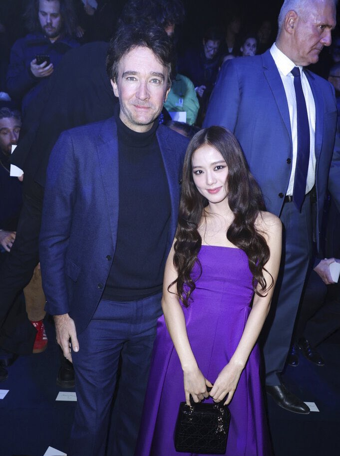 Bên cạnh đó, Jisoo còn khéo léo kết hợp chiếc váy màu tím này với đôi giày cao gót màu đen đơn giản cùng chiếc túi xách đình đám của thương hiệu DIOR.