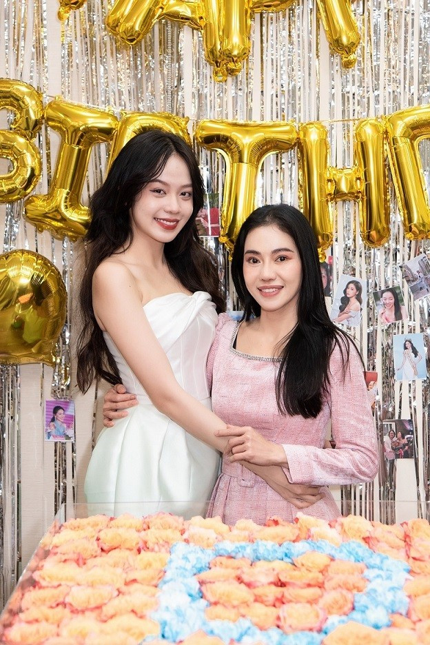 Hoa hậu Thanh Thủy và “bà trùm hoa hậu” Phạm Kim Dung. Hoa hậu Thanh Thủy và “bà trùm hoa hậu” Phạm Kim Dung.