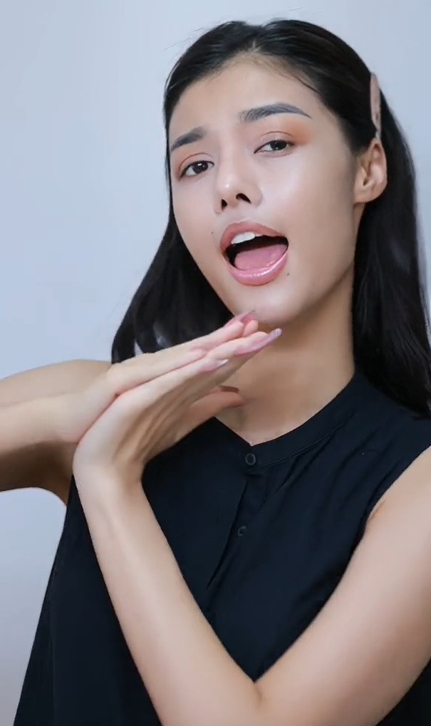 Vừa qua, trên trang TikTok của mình, Á hậu Kiều Loan đã đăng tải clip bắt trend biến hình trên nền nhạc Thị Mầu của Hòa Minzy. Tuy nhiên, điểm gây chú ý nhiều nhất vẫn chính là chiếc mũi của cô nàng. Vừa qua, trên trang TikTok của mình, Á hậu Kiều Loan đã đăng tải clip bắt trend biến hình trên nền nhạc Thị Mầu của Hòa Minzy. Tuy nhiên, điểm gây chú ý nhiều nhất vẫn chính là chiếc mũi của cô nàng.