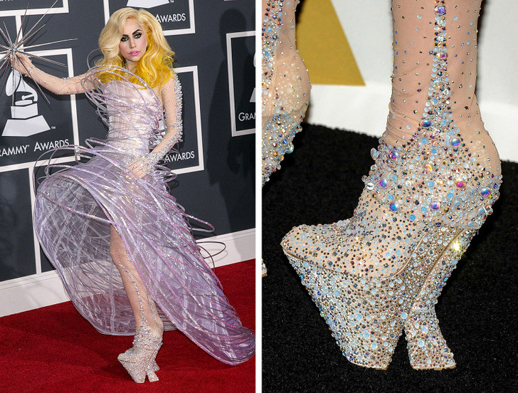 Lady Gaga xuất hiện tại lễ trao giải Grammy 2010 với đôi giày đính pha lê vô cùng độc đáo.