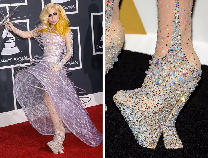 Lady Gaga xuất hiện tại lễ trao giải Grammy 2010 với đôi giày đính pha lê vô cùng độc đáo.