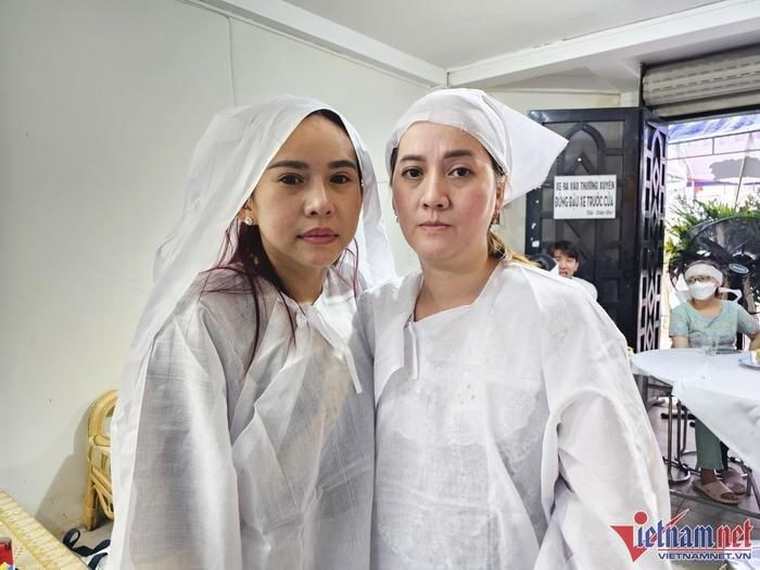 Chị Võ Thị Hồng Loan (bên phải) – con gái của cố NSƯT Vũ Linh lần đầu xuất hiện. Ảnh: Vietnamnet.