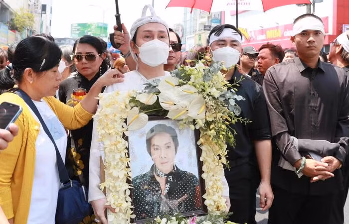 Nghệ sĩ Vũ Luân, con nuôi NSƯT Vũ Linh - đại diện gia đình cảm ơn cơ quan chức năng tạo điều kiện gia đình lo chu toàn hậu sự trong những ngày qua. Anh gửi lời tri ân khán giả khắp mọi nơi đã dành trọn tình cảm cho cố nghệ sĩ. Ảnh: giadinhnet.vn.