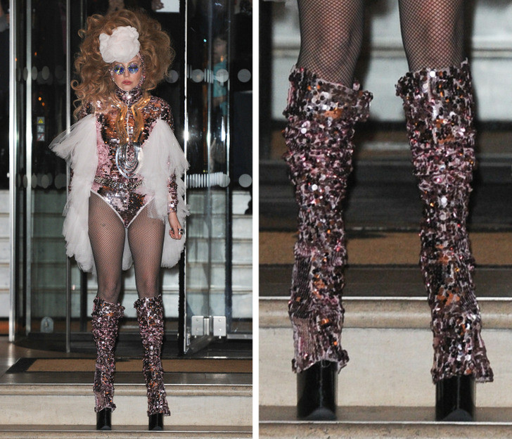 Khi xuất hiện tại London vào năm 2013, nữ ca sĩ đã đi đôi bốt lấp lánh vô cùng chất này.