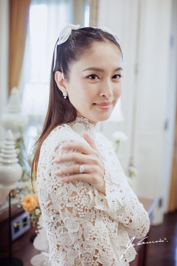 Nong Poy sinh ngày 5/10/1986. Cô từng đăng quang Hoa hậu Chuyển giới Quốc tế vào năm 2004. Khi nhìn lại khoảnh khắc Nong Poy đăng quang, ai nấy đều trầm trồ trước nhan sắc nhẹ nhàng nhưng không kém phần sắc sảo của mỹ nhân này.