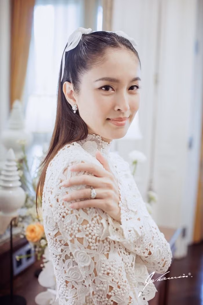 Nong Poy sinh ngày 5/10/1986. Cô từng đăng quang Hoa hậu Chuyển giới Quốc tế vào năm 2004. Khi nhìn lại khoảnh khắc Nong Poy đăng quang, ai nấy đều trầm trồ trước nhan sắc nhẹ nhàng nhưng không kém phần sắc sảo của mỹ nhân này.