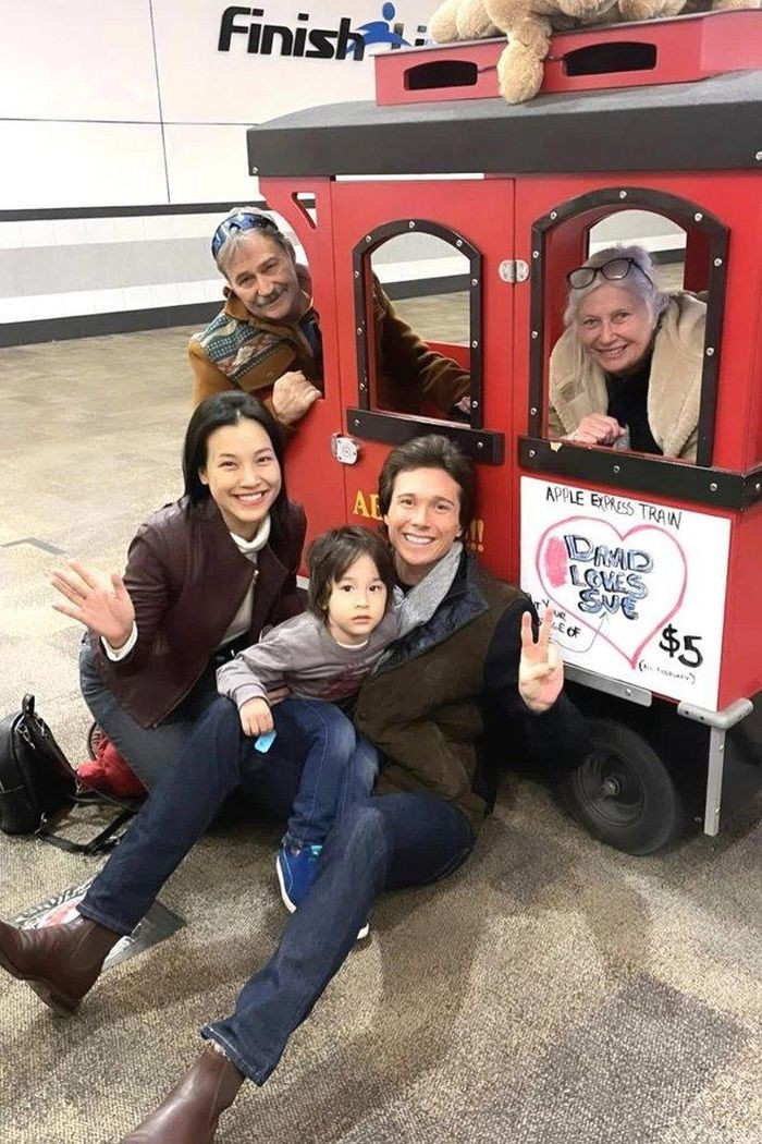 Thái độ văn minh của nữ MC Hoàng Oanh với gia đình chồng cũ khiến nhiều người ngưỡng mộ. Thái độ văn minh của nữ MC Hoàng Oanh với gia đình chồng cũ khiến nhiều người ngưỡng mộ.