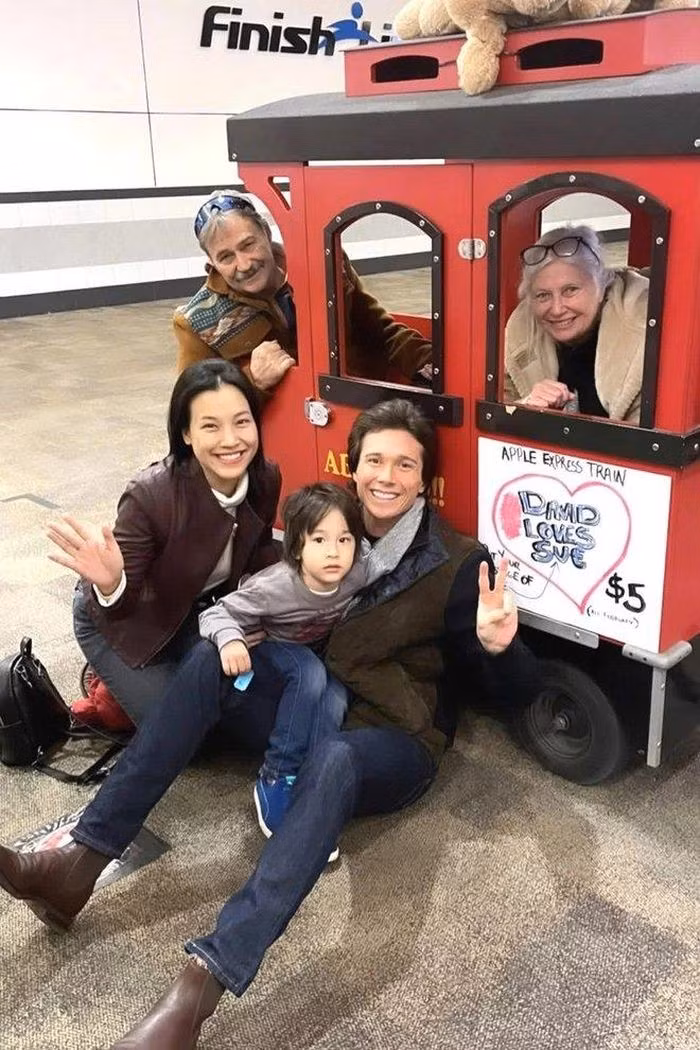 Thái độ văn minh của nữ MC Hoàng Oanh với gia đình chồng cũ khiến nhiều người ngưỡng mộ.