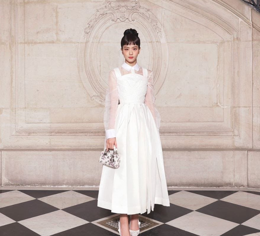 Jisoo (BLACKPINK) đã một lần nữa chứng minh lý do tại sao cô ấy được xem là là “Cô gái vàng” của DIOR sau khi xuất hiện tại buổi trình diễn thời trang gần đây của thương hiệu thời trang nổi tiếng này ở Milan.