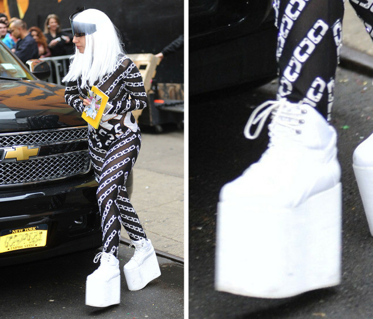 Lady Gaga xuất hiện đơn giản nhưng không kém phần nổi bật vào năm 2014 tại New York với đôi giày bánh mì cùng màu với màu tóc.