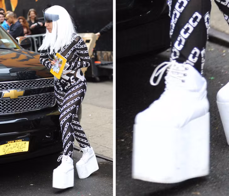 Lady Gaga xuất hiện đơn giản nhưng không kém phần nổi bật vào năm 2014 tại New York với đôi giày bánh mì cùng màu với màu tóc.