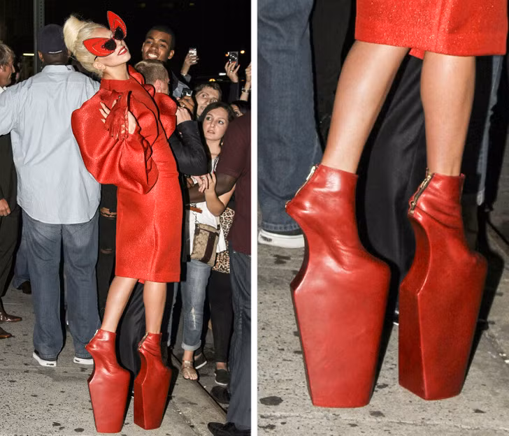 Một trong những đôi giày cao nhất mà Lady Gaga từng đi. Bên cạnh đó, nó có màu sắc vô cùng nổi bật.