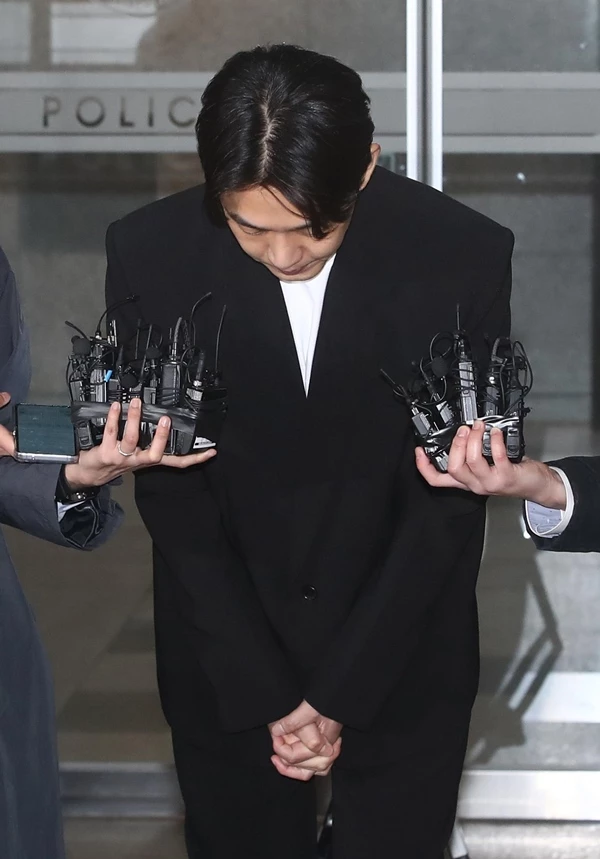 Yoo Ah In cúi đầu xin lỗi trước truyền thông sau 12 tiếng vào phòng thẩm vấn, với tư cách là nghi phạm bị điều tra.