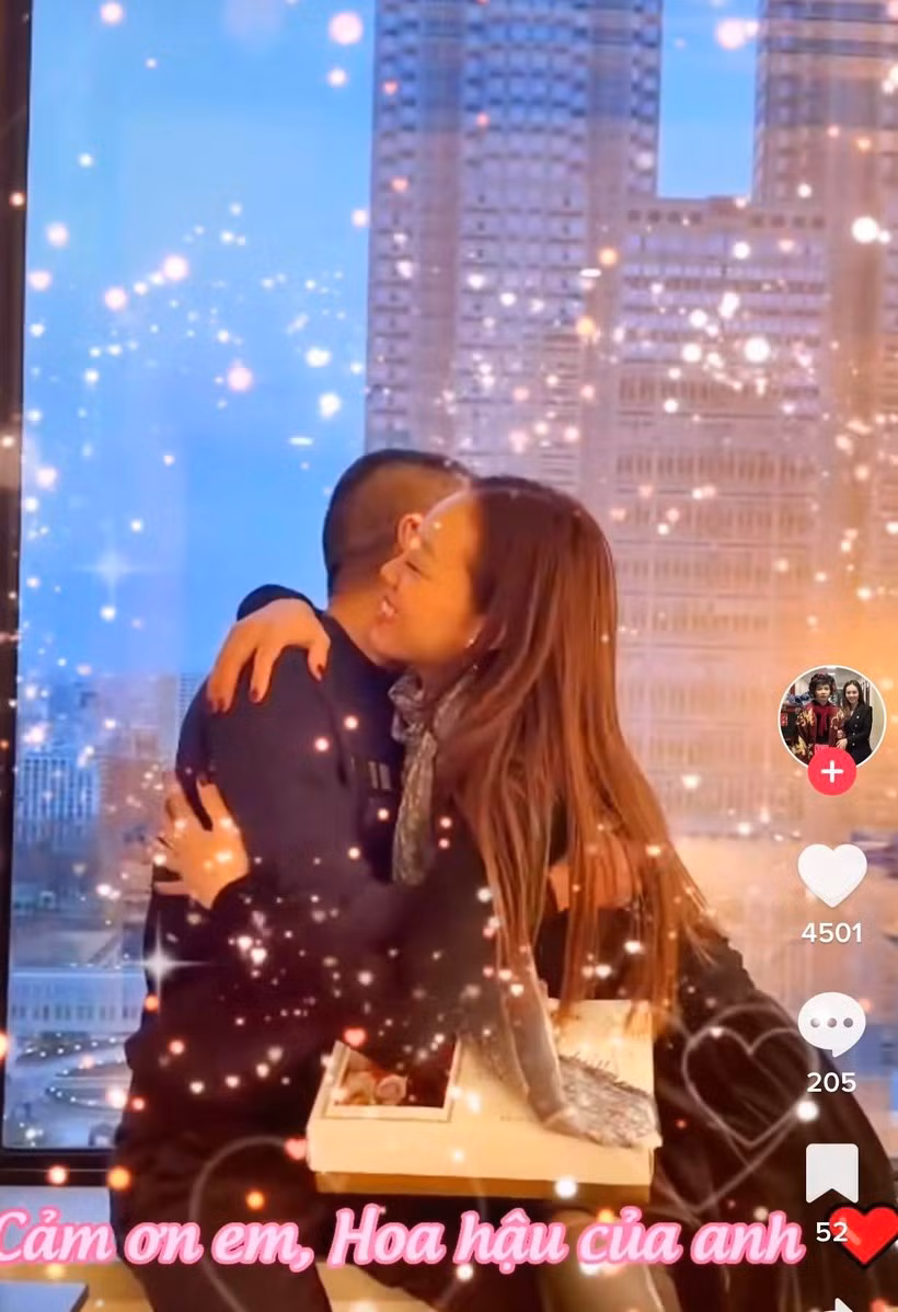 NSND Công Lý hóa 'soái ca' tặng quà sớm 8/3 cho vợ trẻ. Nam nghệ sĩ còn tinh tế viết tặng những dòng tâm tư đầy tình cảm để gửi gắm tới vợ với mong muốn cô có thể cảm nhận được sự yêu thương và trân trọng của anh dành tặng cho mình. Công Lý bày tỏ: "Sắp 8/3 rồi mà mình chưa đủ khỏe để đưa vợ đi chơi được. Đợt này cô ấy còn phải đưa mình sang Nhật để truyền tế bào gốc. Cảm ơn vợ yêu đã luôn bên anh cả khi khỏe mạnh lẫn lúc đau ốm. Cảm ơn em đã luôn yêu thương và tiếp thêm sức mạnh cho anh. Cảm ơn em vì dẫu vất vả hay khó khăn, nụ cười trên môi em cũng chưa bao giờ tắt. Cảm ơn em, hoa hậu của anh".