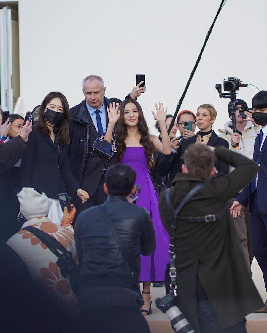 Ngày 28/2 (giờ địa phương), người hâm mộ đã tập trung chờ đợi sự xuất hiện của Jisoo tại show diễn DIOR ở Milan. Địa điểm đã chật kín người hâm mộ ngay cả trước khi diễn ra. Các nhân viên an ninh thậm chí còn chuẩn bị sẵn hàng rào chắn vì cho rằng sẽ có rất đông người hâm mộ tới để dõi theo nữ thần tượng xinh đẹp.