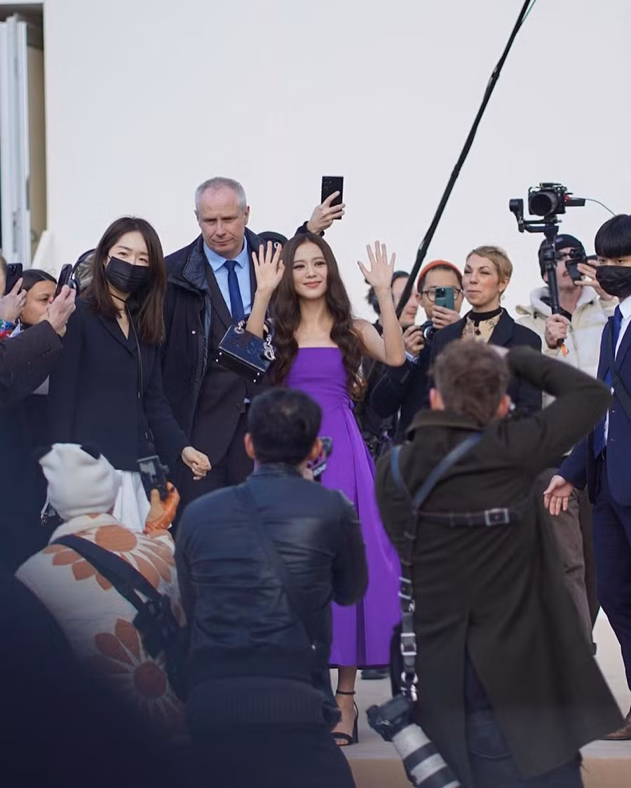 Ngày 28/2 (giờ địa phương), người hâm mộ đã tập trung chờ đợi sự xuất hiện của Jisoo tại show diễn DIOR ở Milan. Địa điểm đã chật kín người hâm mộ ngay cả trước khi diễn ra. Các nhân viên an ninh thậm chí còn chuẩn bị sẵn hàng rào chắn vì cho rằng sẽ có rất đông người hâm mộ tới để dõi theo nữ thần tượng xinh đẹp.