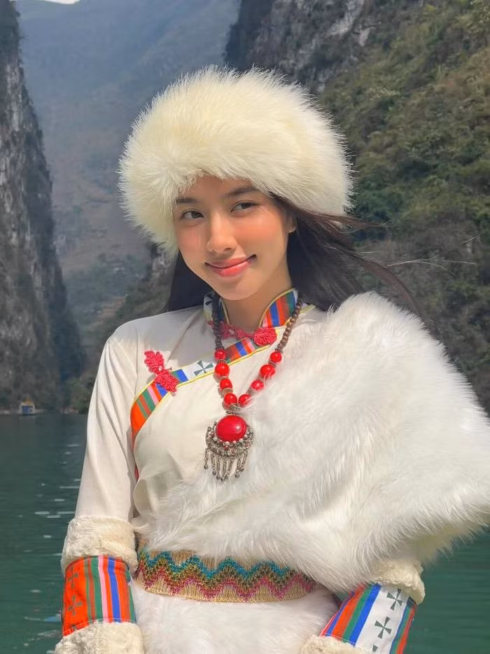 Hoa hậu Thùy Tiên thẳng thắn lên tiếng nhận lỗi sau khi diện trang phục nước khác chụp ảnh tại Hà Giang.