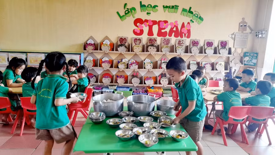 Trẻ tại Trường Mầm non Hải Đường (Hải Hậu, tỉnh Nam Định) trong giờ ăn trưa. Ảnh: NTCC