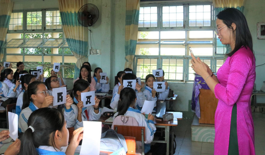 Tiết Địa lý trở nên thuận lợi hơn khi học sinh dùng mã đáp án trả lời câu hỏi trên hệ thống Plicker. Ảnh: Dung Nguyễn Tiết Địa lý trở nên thuận lợi hơn khi học sinh dùng mã đáp án trả lời câu hỏi trên hệ thống Plicker. Ảnh: Dung Nguyễn