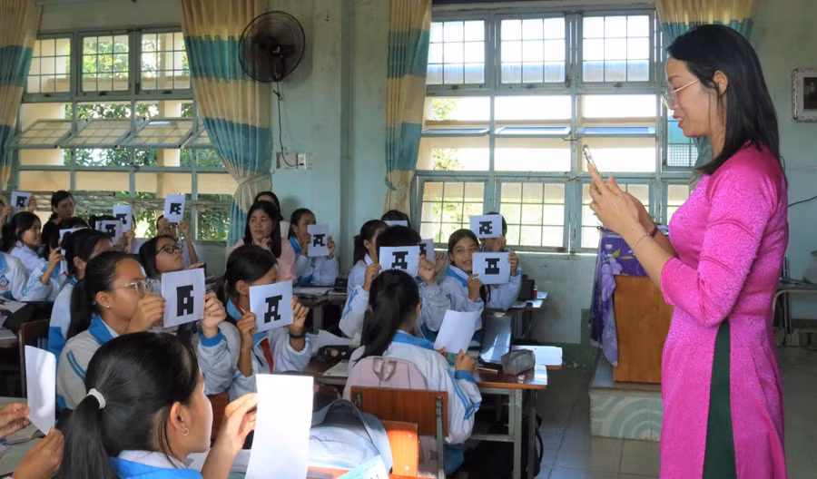 Tiết Địa lý trở nên thuận lợi hơn khi học sinh dùng mã đáp án trả lời câu hỏi trên hệ thống Plicker. Ảnh: Dung Nguyễn