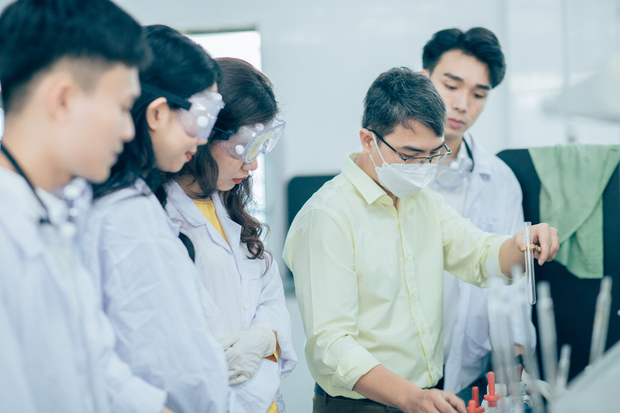 Sinh viên Trường ĐH Sư phạm - ĐH Đà Nẵng trong giờ thực hành. Ảnh: NTCC