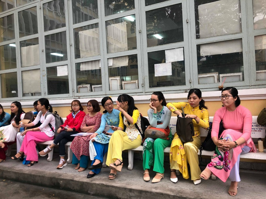 Các ứng viên tới sớm tại điểm tổ chức thi tuyển Các ứng viên tới sớm tại điểm tổ chức thi tuyển