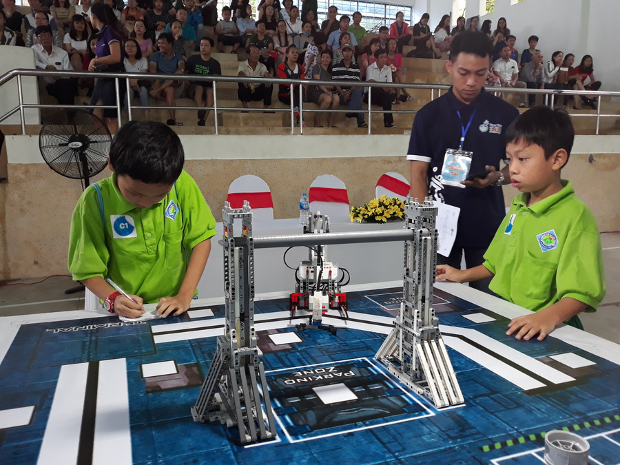 Một đội thi đang Setup Robot sau khi nhận máy từ ban tổ chức. Một đội thi đang Setup Robot sau khi nhận máy từ ban tổ chức.