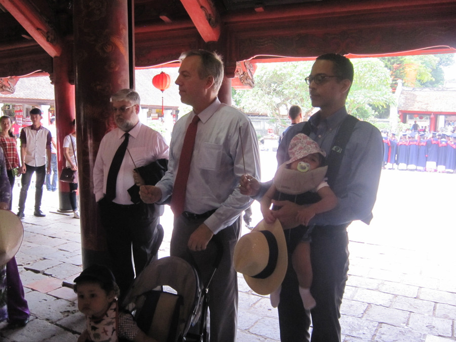 Có mặt tại Đại Bái đường, ngài Ted Osius và bạn đời dâng hương lên bàn thờ