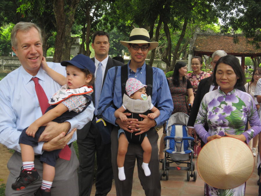 Ngài Ted Osius cũng chia sẻ, khi còn là giáo viên tiếng Anh ở Việt Nam 19 năm trước, ngài cũng nhận được những món quà từ các học trò của mình vào ngày mùng 3 Tết. Họ còn đưa ngài đi ăn ốc và uống bia ở hồ Trúc Bạch.