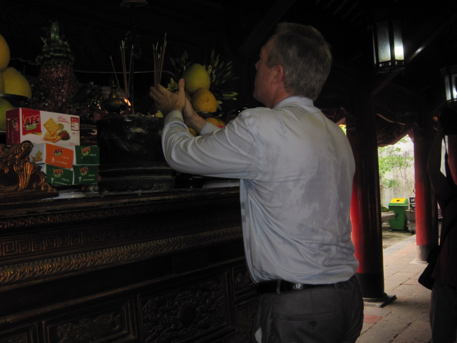 Ngài Ted Osius dâng hương