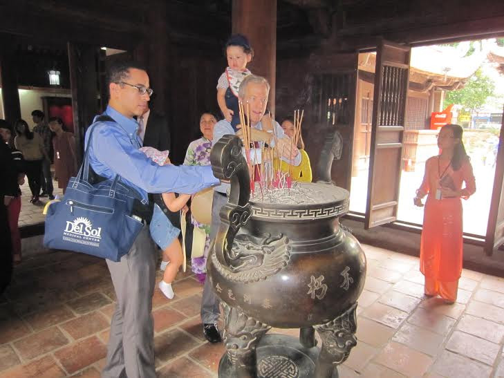 Ngài Ted Osius và bạn đời dâng hương tại bàn thờ Chu Văn An.